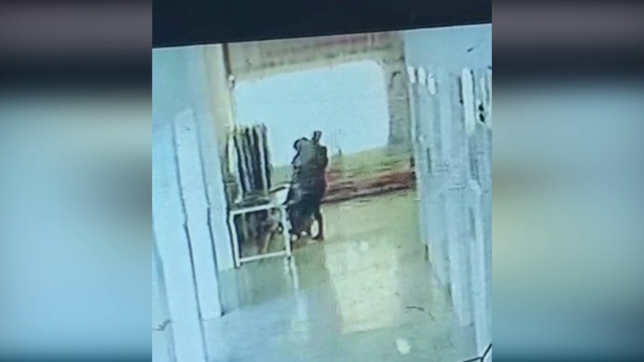 महिला के शव के साथ छेड़छाड़ का मामला, डेढ़ साल बाद सोशल मीडिया पर वायरल हुआ वीडियो
