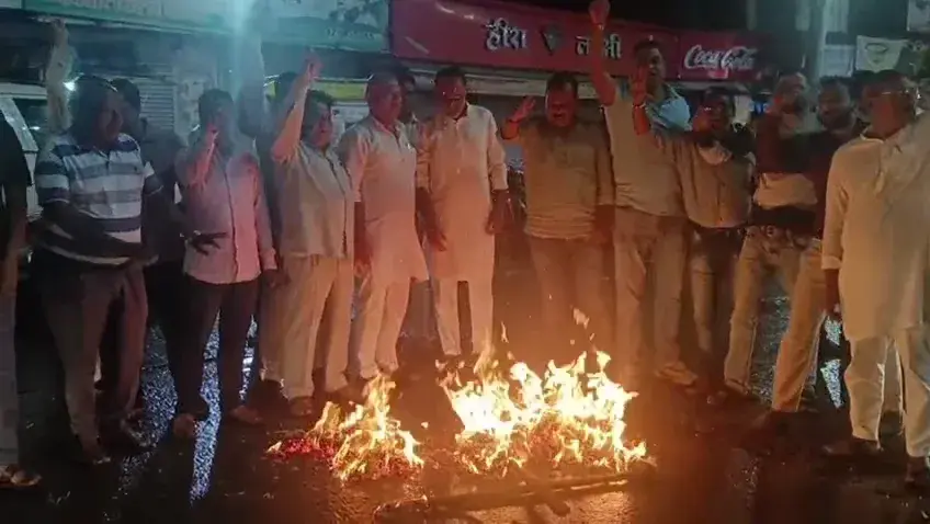 Shajapur में कांग्रेस का जोरदार प्रदर्शन|जीतू पटवारी पर हमले के विरोध में पुतला दहन
