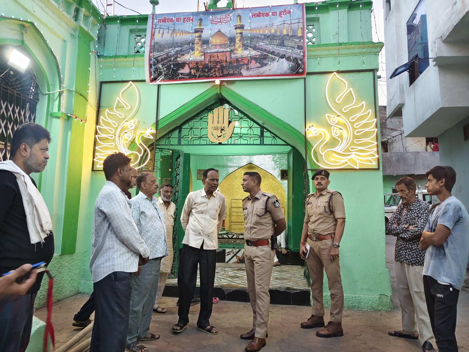 बुरहानपुर पुलिस द्वारा आमजन में शांति व्यवस्था का विश्वास सुदृढ़ करने के उद्देश्य से की जा रही क्षेत्र में फुट पेट्रोलिंग