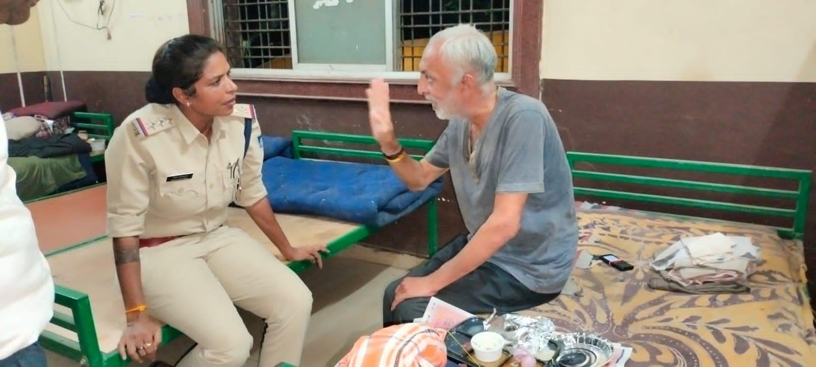खाकी का मानवीय चेहरा बुरहानपुर पुलिस ने रेन बसेरा में बुजुर्गों के साथ बिताया वक्त आदरपूर्वक कराया गया रात्रि भोज