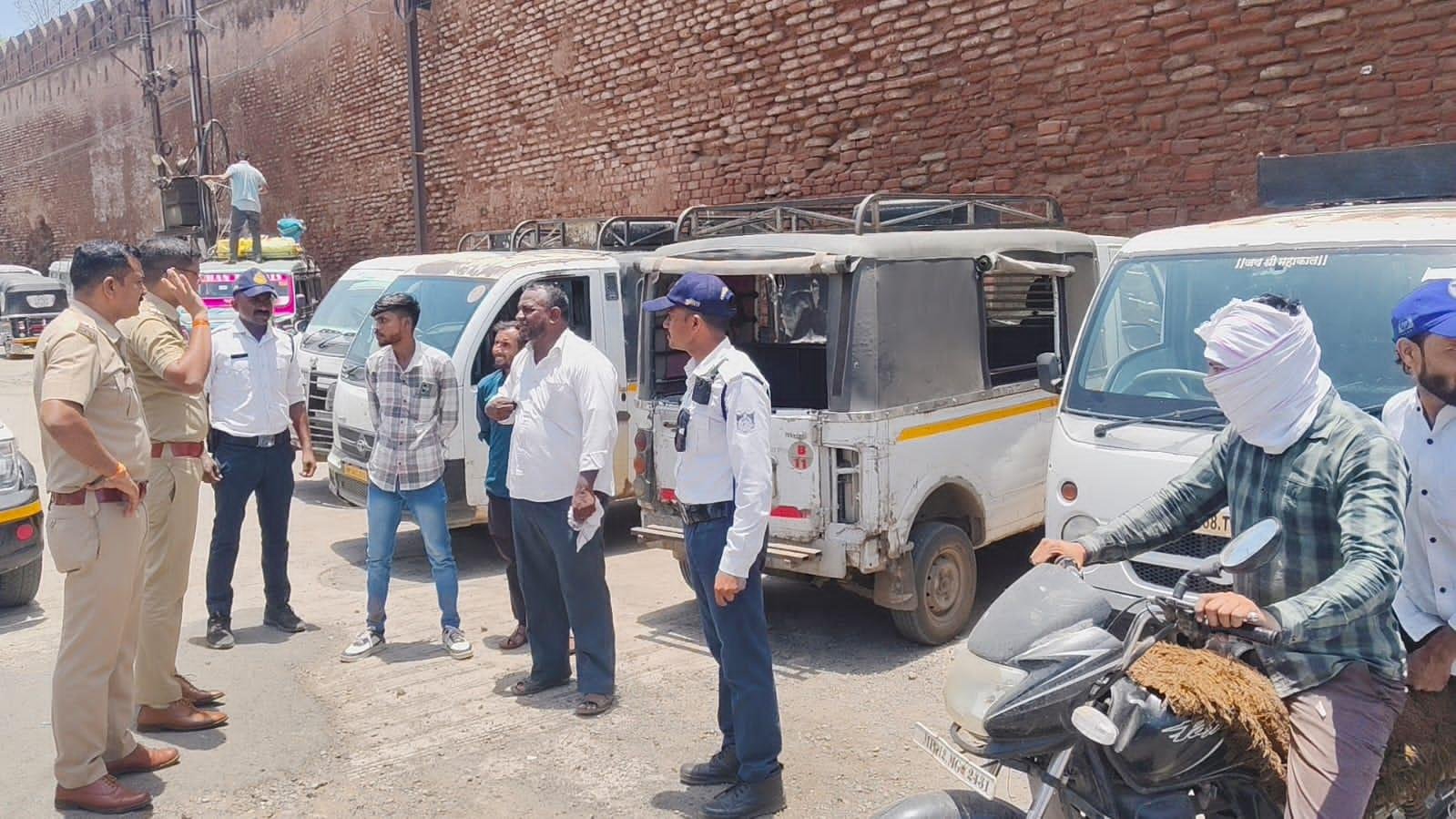 बुरहानपुर पुलिस द्वारा शहर में कानून व्यवस्था बनाए रखने एवं आगामी त्यौहारों को शांतिपूर्वक संपन्न कराने हेतु फ़्लैग-मार्च निकाला गया