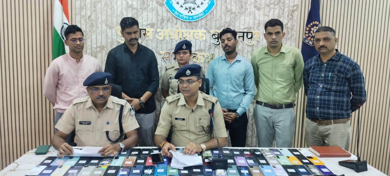 बुरहानपुर पुलिस ने लाखों के गुम मोबाइल बरामद कर लौटाई नागरिकों की मुस्कान, बुरहानपुर पुलिस द्वारा लगभग ₹20 लाख मूल्य के 100 मोबाइल ट्रेस कर बरामद किए गए।