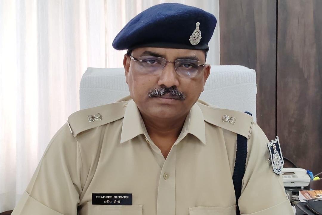 नवागत अतिरिक्त पुलिस अधीक्षक श्री प्रदीप शेण्डे ने संभाला पदभार, कार्यालय की विभिन्न शाखाओं का निरीक्षण कर शाखा प्रभारीयो की ली बैठक