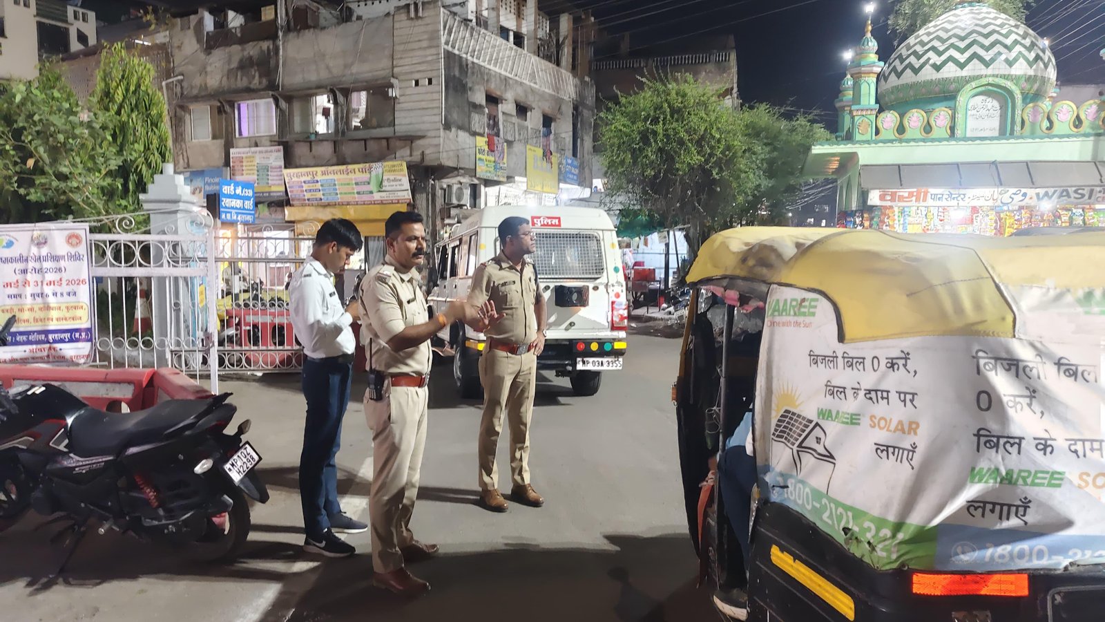 बुरहानपुर पुलिस द्वारा विशेष यातायात अभियान के तहत यातायात पुलिस द्वारा बिना वैध परमिट, बिना, फिटनेस के 12 ऑटो वाहनों पर की गई चलानी कार्यवाही