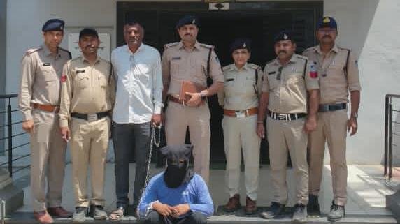 अंतर्राज्यीय अवैध हथियार तस्कर के विरुद्ध थाना खकनार की प्रभावी कार्यवाही, आरोपी के कब्जे से 07 हस्तनिर्मित पिस्टल 02 खाली मैगजीन जब्त