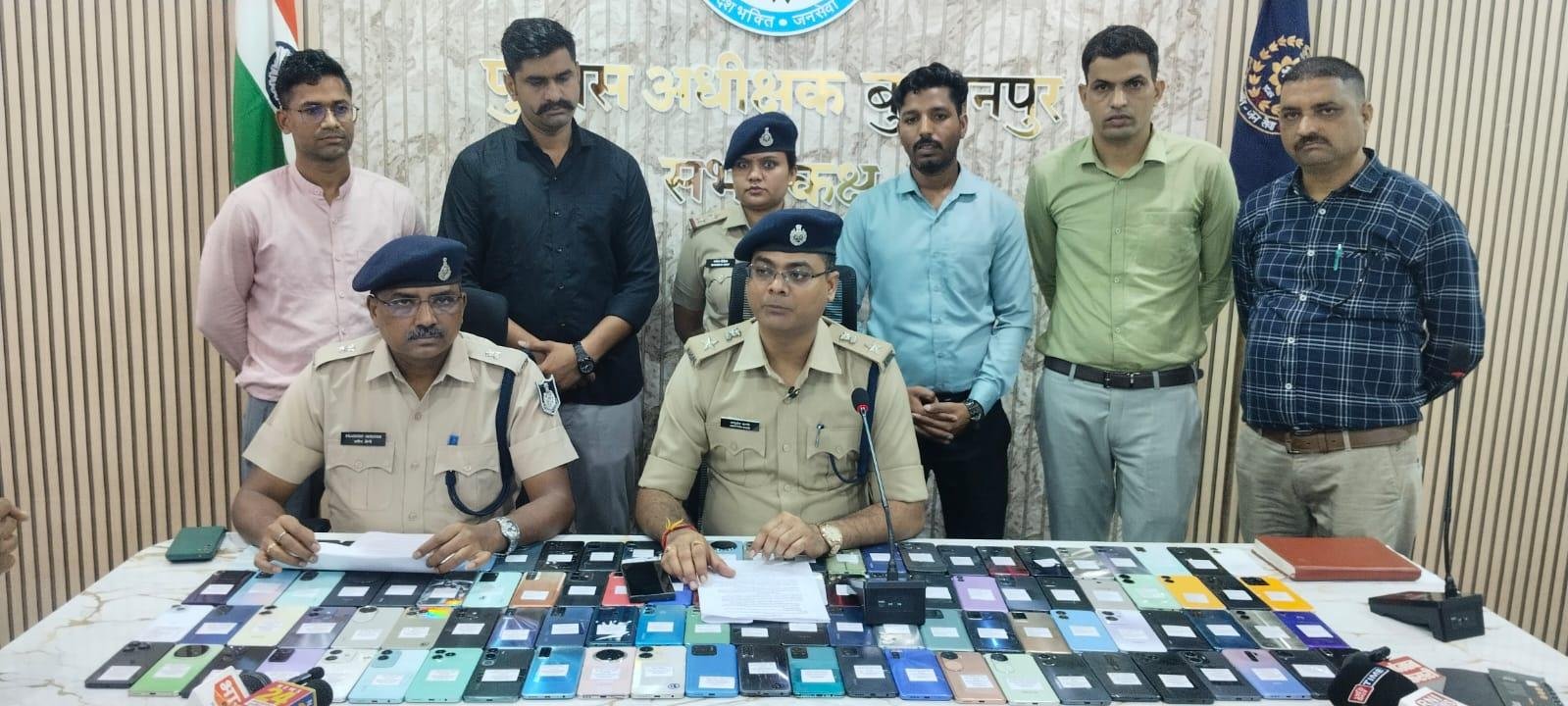 बुरहानपुर पुलिस ने ₹20 लाख के गुम 100 मोबाइल ट्रेस कर मालिकों को लौटाएं वापस