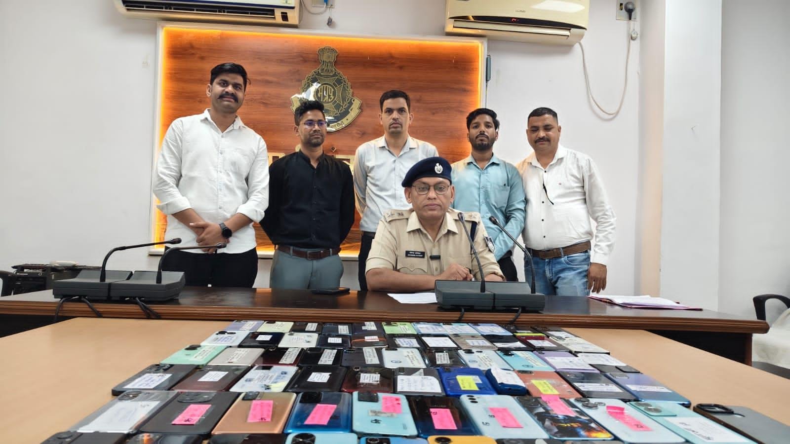 बुरहानपुर पुलिस ने मोबाइल ट्रेसिंग सिस्टम की मदद से 70 गुम मोबाइल फोन बरामद किए