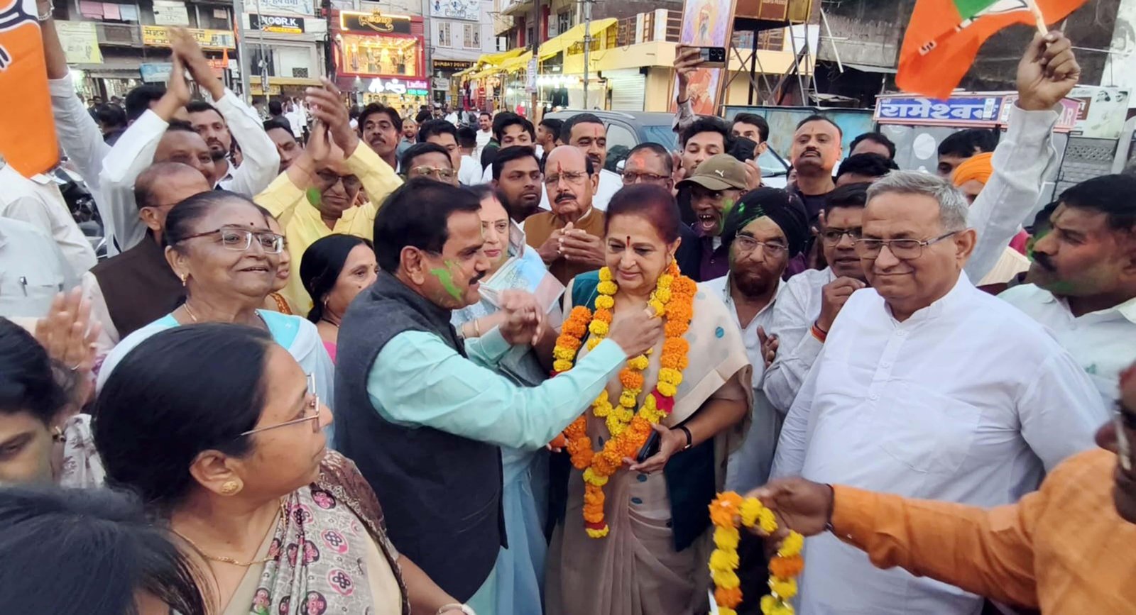 BJP की रिकॉर्ड जीत, बिहार और अलीनगर विधानसभा की जनता का अर्चना चिटनिस ने जताया आभार, कार्यकर्ताओं के साथ मनाया जश्न