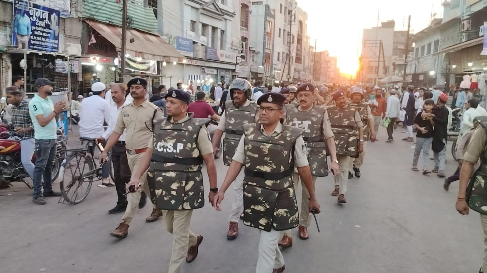 बुरहानपुर पुलिस द्वारा शहर में कानून व्यवस्था बनाए रखने एवं आगामी त्यौहारों को शांतिपूर्वक संपन्न कराने हेतु फ़्लैग-मार्च निकल गया