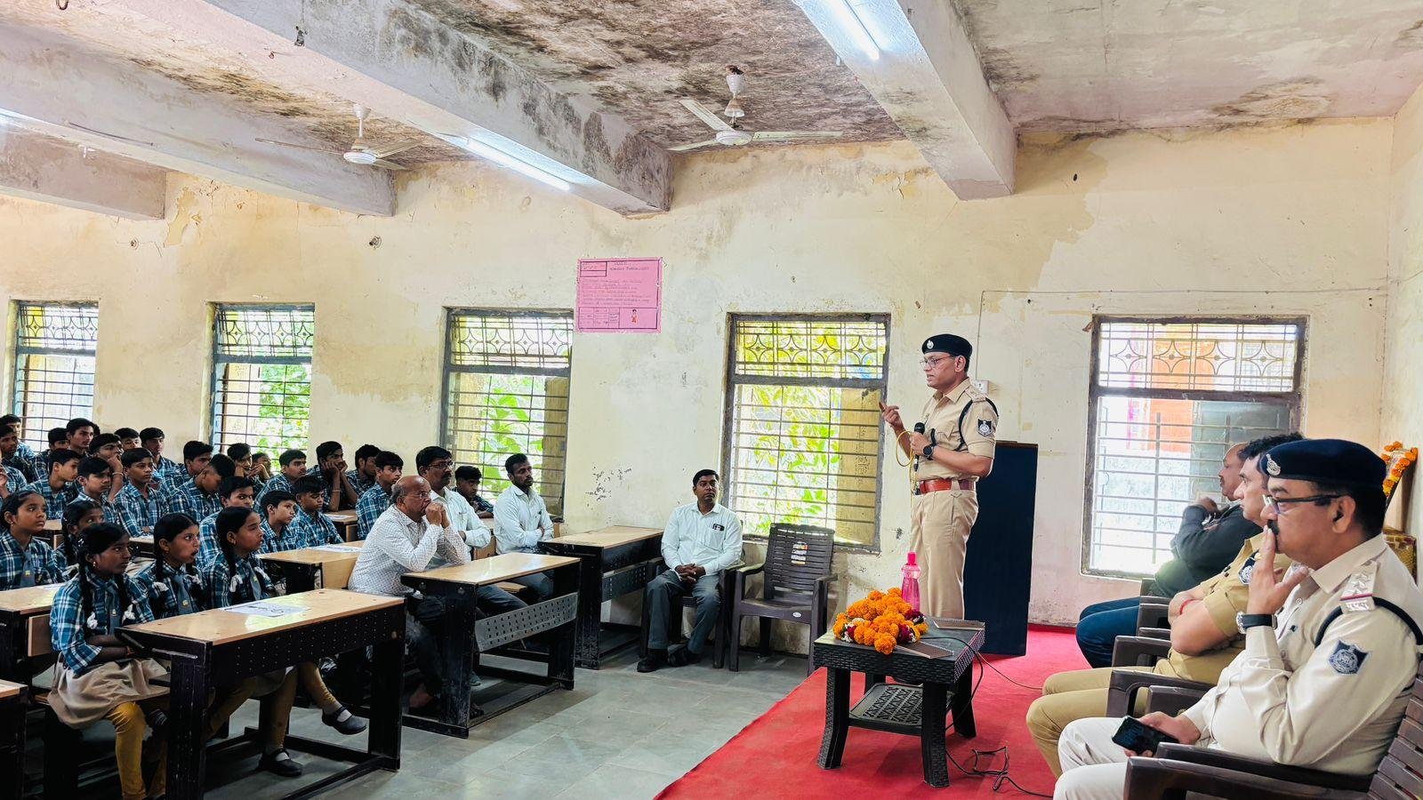 गुड टच–बैड टच” से लेकर साइबर क्राइम तक — बच्चों को सिखाई आत्म-सुरक्षा की सीख
