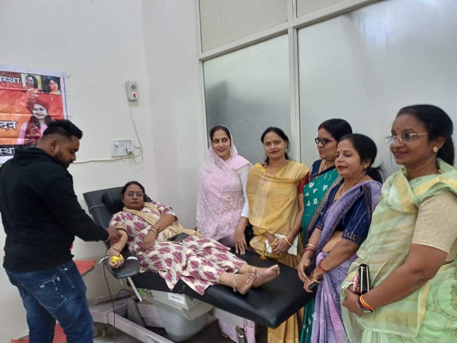 नारी शक्ति सेवा संस्था ने लगाया रक्तदान शिविर, संस्था की महिलाओं ने जिला अस्पताल में किया रक्तदान