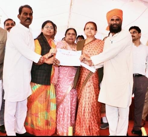 जल गंगा संवर्धन अभियान के समापन पर नवांकुर संस्था के जिला अध्यक्ष शुभान चौहान सम्मानित हुए