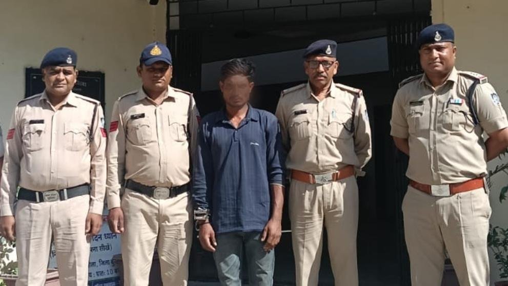 थाना निंबोला पुलिस ने लूट के प्रकरण में फरार चल रहे 5000/– रुपए के ईनामी बदमाश को वर्धा महाराष्ट्र से किया गिरफ्तार
