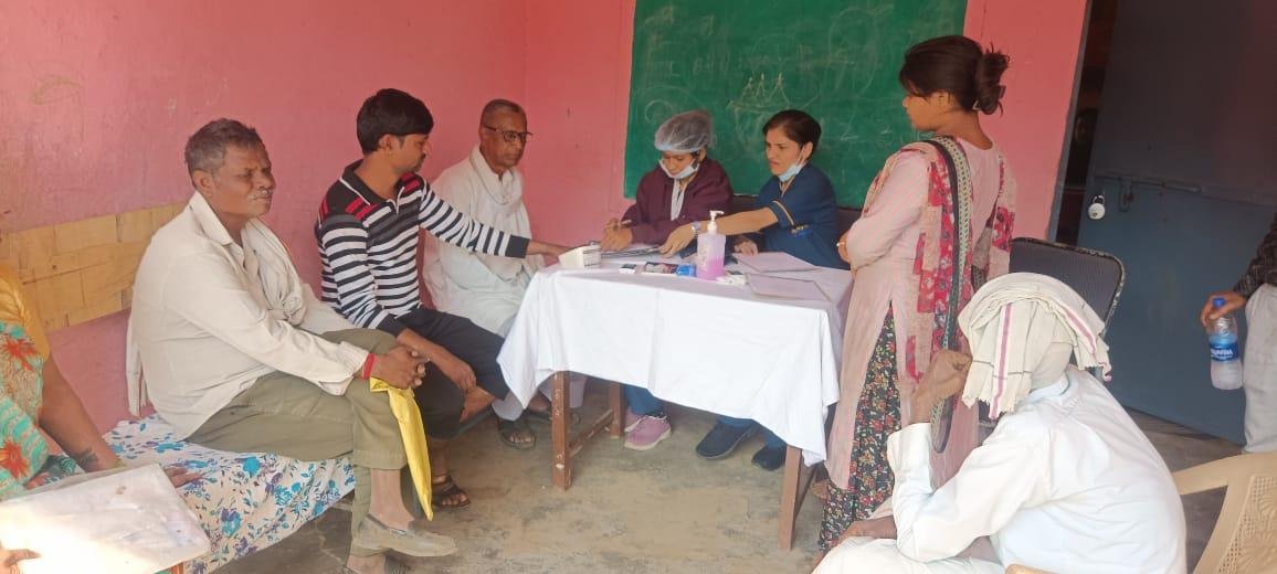 ऑल इज़ वेल हॉस्पिटल बुरहानपुर द्वारा तुकाईथड में लगाया गया स्वास्थ्य शिविर