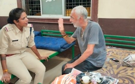 खाकी का मानवीय चेहरा बुरहानपुर पुलिस ने रेन बसेरा में बुजुर्गों के साथ बिताया वक्त आदरपूर्वक कराया गया रात्रि भोज