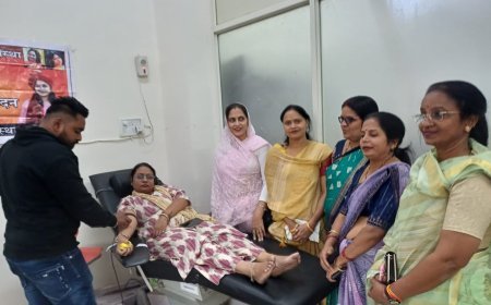 नारी शक्ति सेवा संस्था ने लगाया रक्तदान शिविर, संस्था की महिलाओं ने जिला अस्पताल में किया रक्तदान
