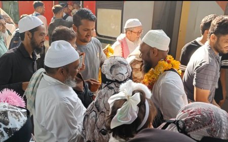 45 दिनों की हज यात्रा कर बुरहानपुर लौटे हाजियों का रेलवे स्टेशन पर गर्मजोशी से स्वागत