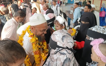 45 दिनों की हज यात्रा कर बुरहानपुर लौटे हाजी रेलवे स्टेशन पर अपनों की दुआओं और फूलों से हुआ गर्मजोशी से स्वागत