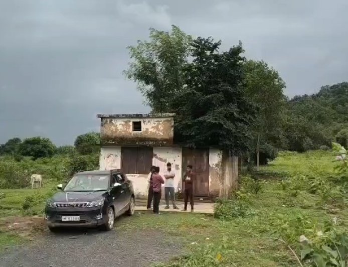 बारिश की वजह से गिरी मकान की।दीवार मलबे में दबी महिला, दर्दनाक मौत..