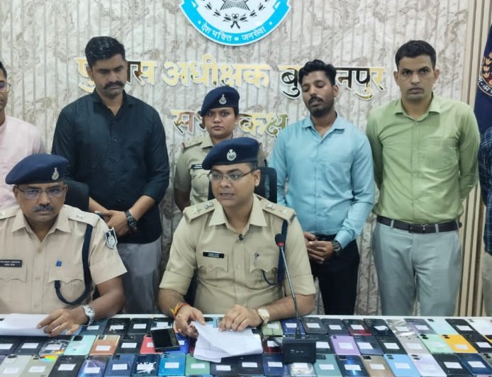 बुरहानपुर पुलिस ने लाखों के गुम मोबाइल बरामद कर लौटाई नागरिकों की मुस्कान, बुरहानपुर पुलिस द्वारा लगभग ₹20 लाख मूल्य के 100 मोबाइल ट्रेस कर बरामद किए गए।
