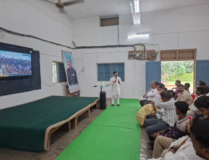 राहुल गांधी द्वारा प्रयागराज में दिए गए मैसेज के बाद ज़िले में जरूरतमंद बच्चों को शिक्षा के प्रति जागरूक किया गया