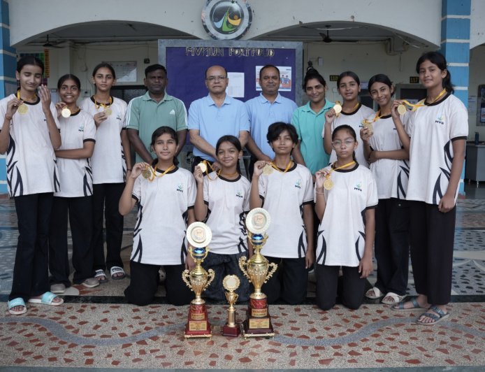 U-14 बालिका टीम ने कबड्डी में गोल्ड पदक जीतकर देवास में मेक्रो विजन एकेडमी का परचम लहराया