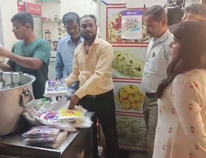 मंडी बाजार में प्रतिबंधित पॉलीथिन पर नगर निगम की बड़ी कार्रवाई